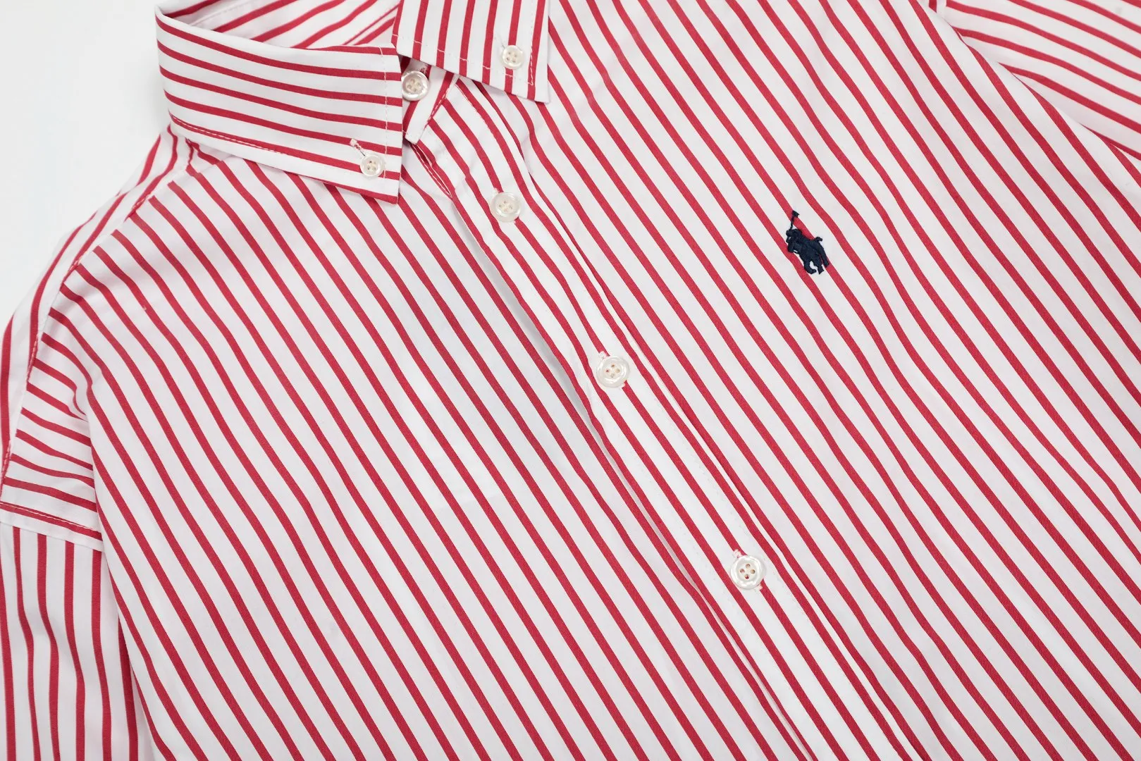 P260 💰 "Top quality" Style number: 8082# [Ralph Lauren classic basic new old money style striped shirt long sleeves] ✅Ralph Lauren Ralph Lauren colorful style old money style cotton poplin striped casual shirt long sleeves ✅Top ceiling quality ZP original development You can compare with the real thing at will ✅100% restored workmanship The entire garment is covered with seams and clean edges Curved triangular bifurcation ✅100% cotton poplin cotton Smooth to the touch Pre-car wash treatment The yarn is tighter ✅Customized dyed original pearlescent white bottom buttons, large and small zoning, vertical phoenix eyelets ✅Special shaped chiffon foil inside the collar door tube, not easy to deform and pull ✅Refreshing colorful striped shirt, salty or sweet, daily travel, extremely high production rate, customized style ✅The upper body looks much better than the real thing, can be worn alone or worn in all seasons, highly recommended for goddesses, size: S-XL, color: red, blue, green